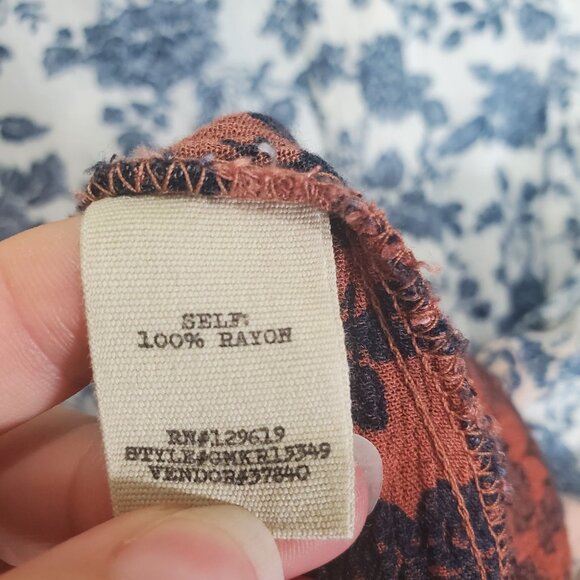 GIMMICKS BY BKE Womens Blouse SZ M Floral Ombre Open Back Pockets Blue - Picture 6 of 11